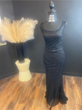 Elegant Black Lace Evening Gown - Sleeveless Scoop Neck